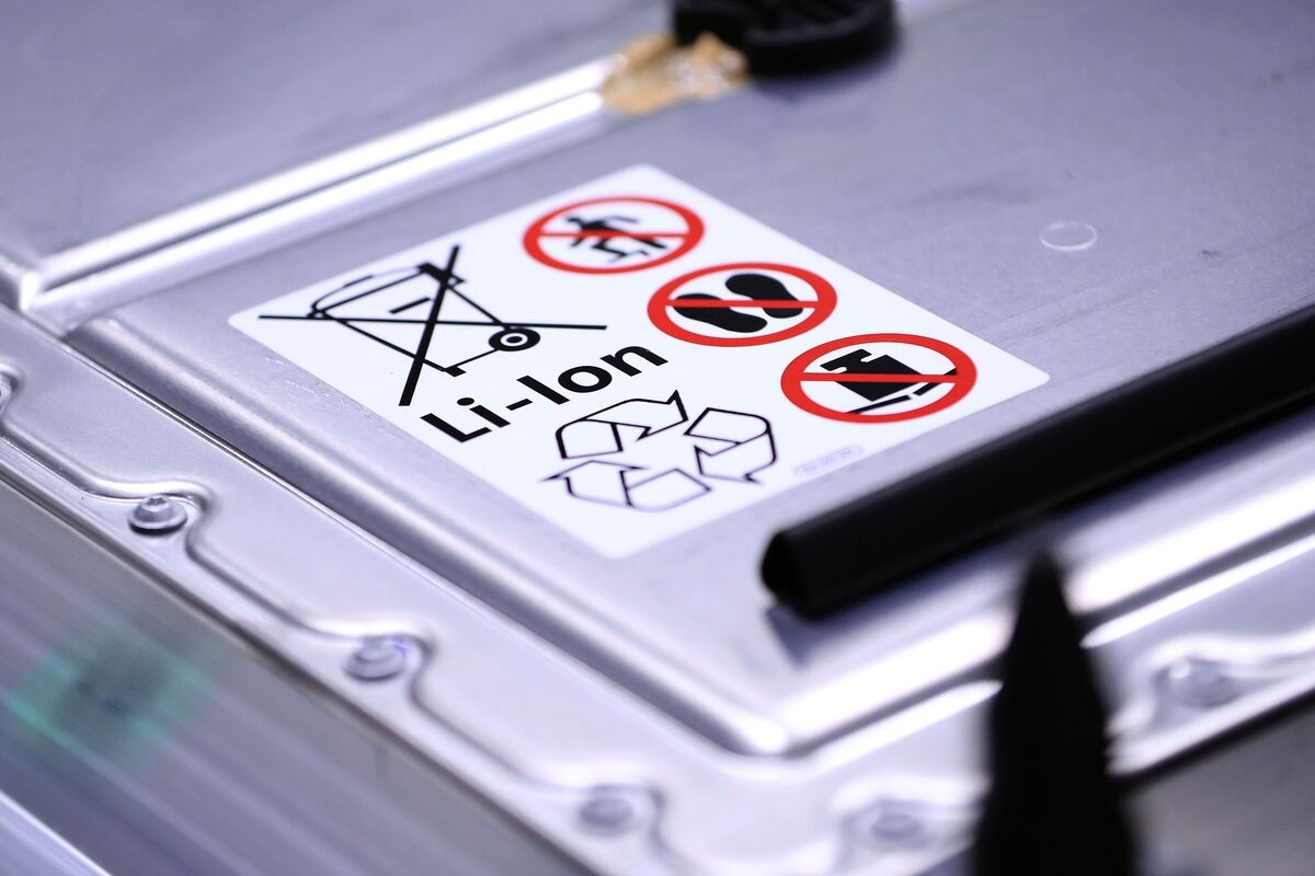 Hungary's Industry Shrinks More Than Expected on Battery Woes