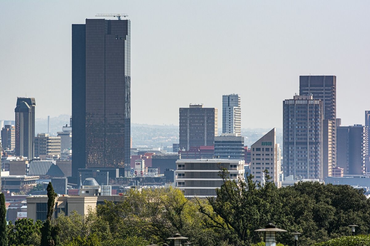 South Africa Central Bank Says Uncertainty Risks Higher Rates