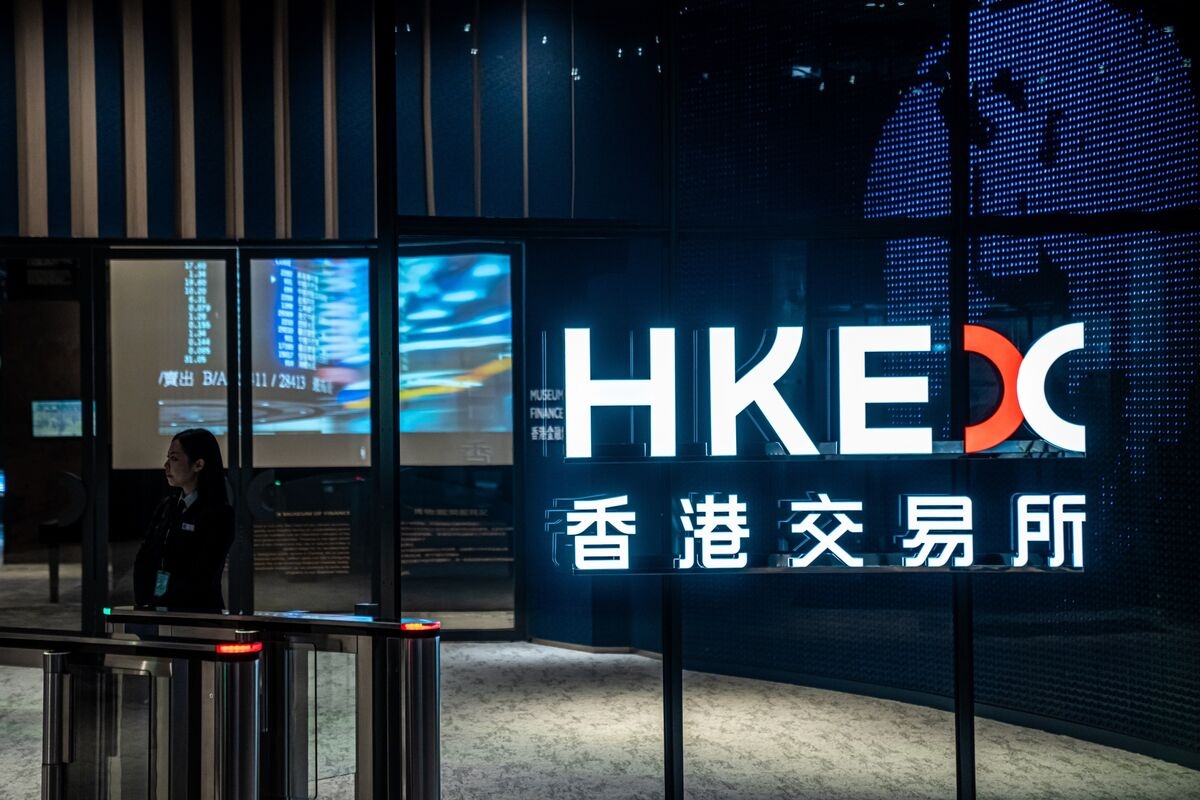 Chinese Investors Snap Up Hong Kong Stocks as Flows Near Record