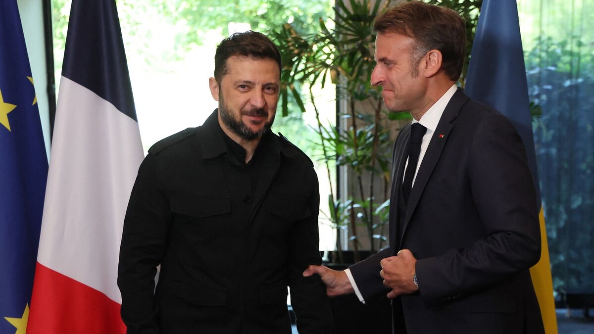 Macron Briefed Zelenskiy on His Call With Putin, People Say