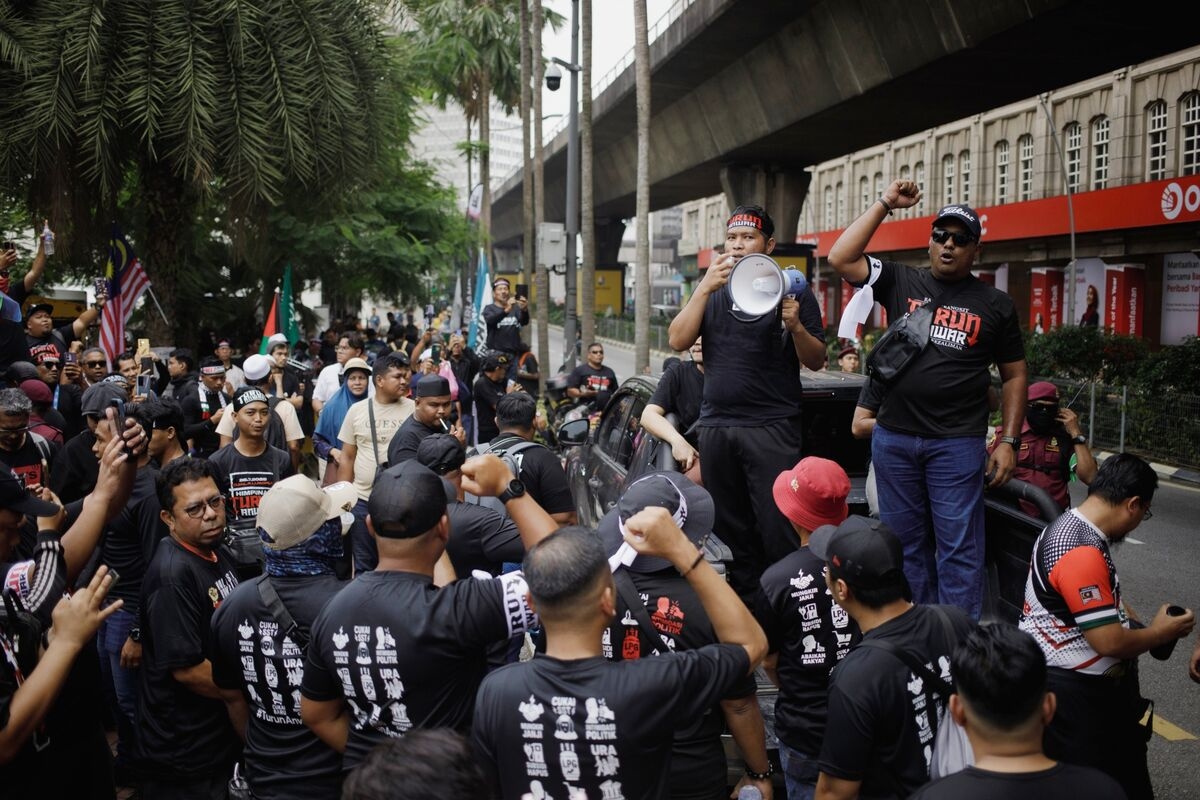 Thousands Rally in Malaysia Demanding PM Anwar's Resignation