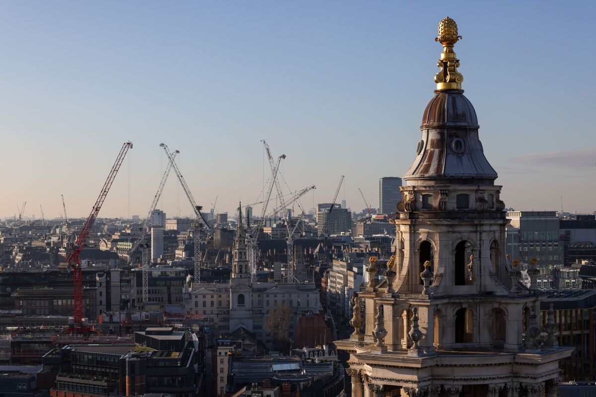 UK Builders Lose Commercial Work at Fastest Pace Since Covid