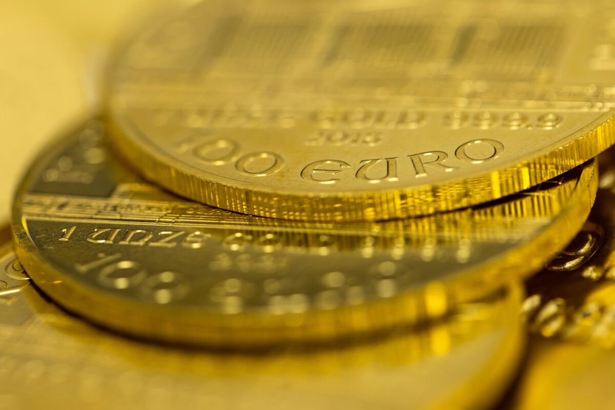 Gold Holds Gains as Trump Tariff Concerns Reignite Haven Demand