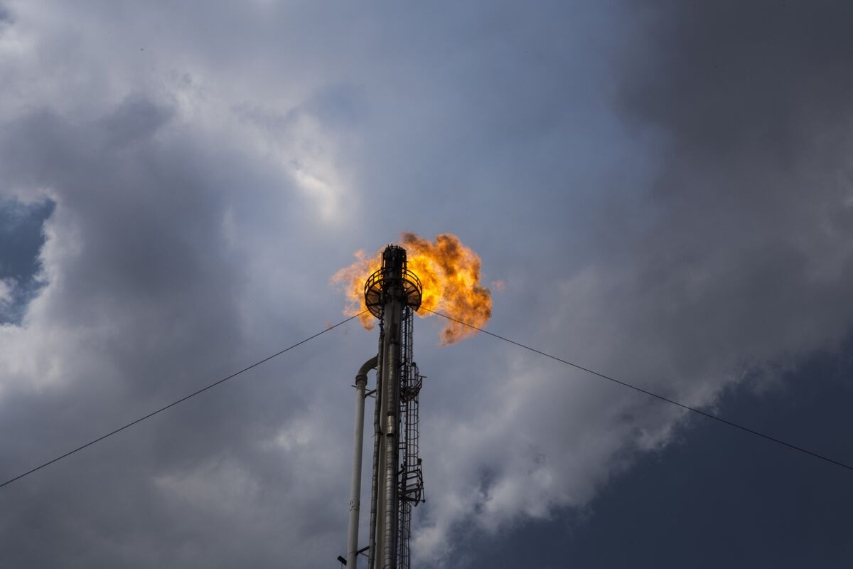 Oil Climbs as Trump Maintains Iran Pressure, US Stockpiles Fall
