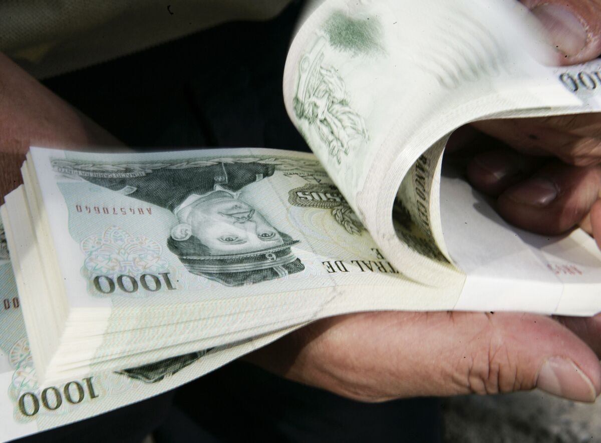 Carry Trades Roar Back Into Favor as Emerging Currencies Rally