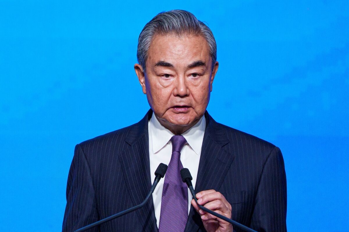 Wang Yi Urges Global Dialog as China Backs Hong Kong for Mediation Hub