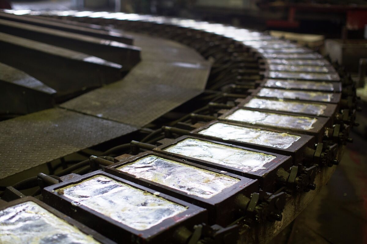 Zinc Drops as Growing Chinese Inventories Point to Weak Demand