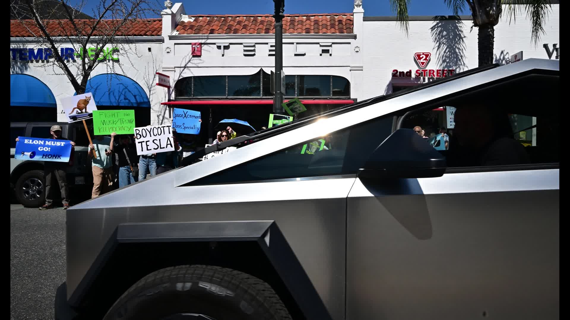 Trump Says He'll Buy a Tesla to Help Musk