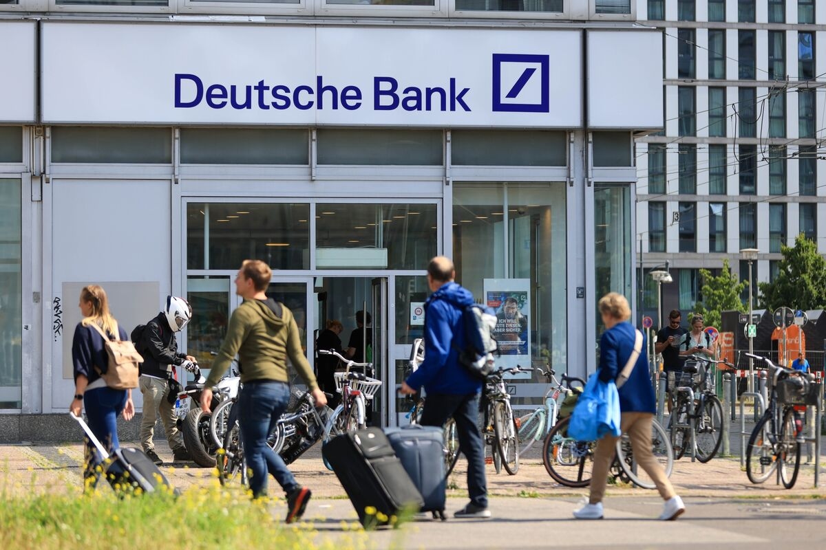 Deutsche Bank's Traders Join Wall Street in Riding Volatility