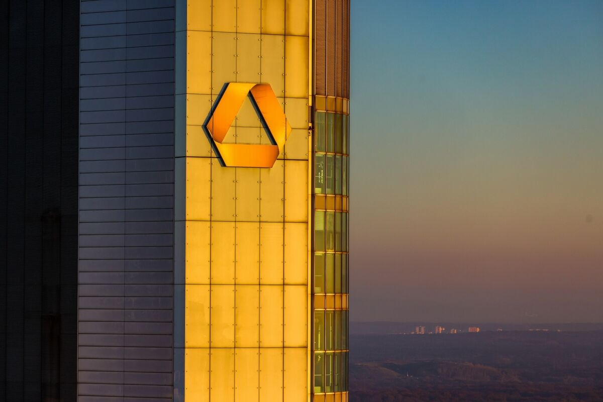 UniCredit Renews Commerzbank Merger Pitch as Germany Stands Firm