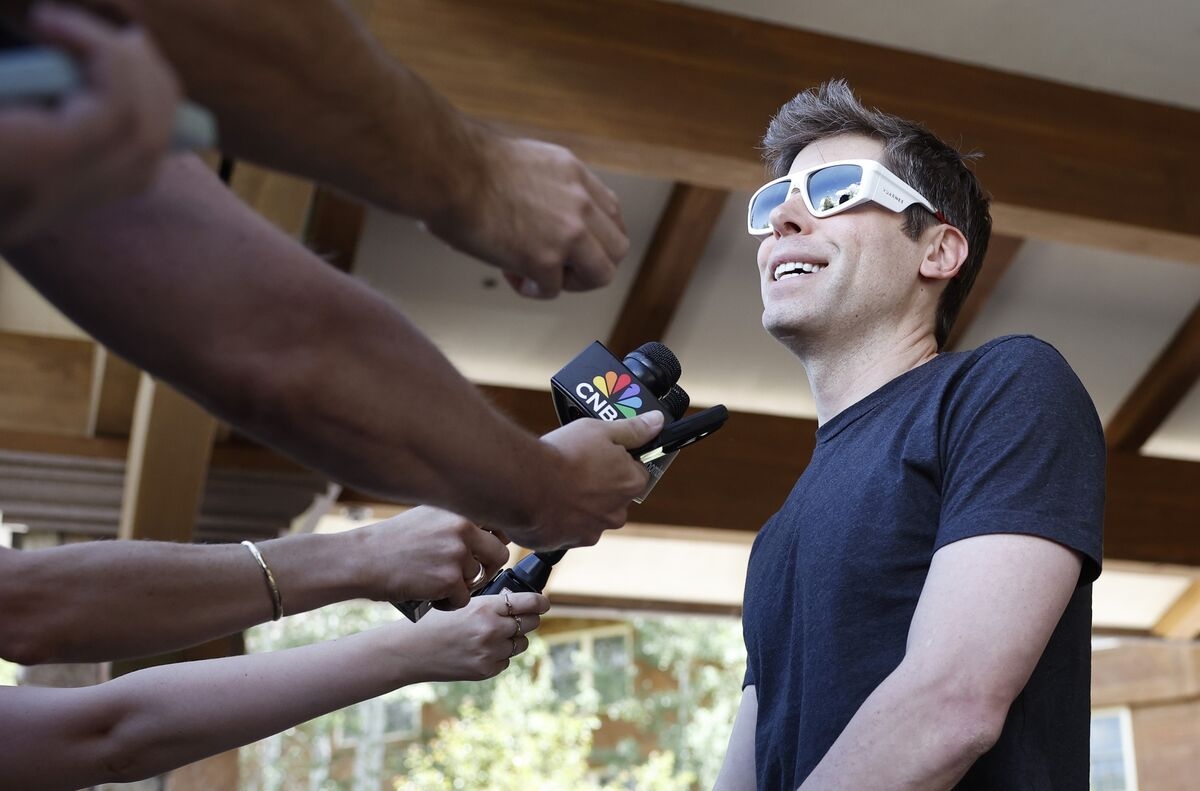 OpenAI CEO Altman Looks to Zuckerberg Reunion Amid Poaching Spat