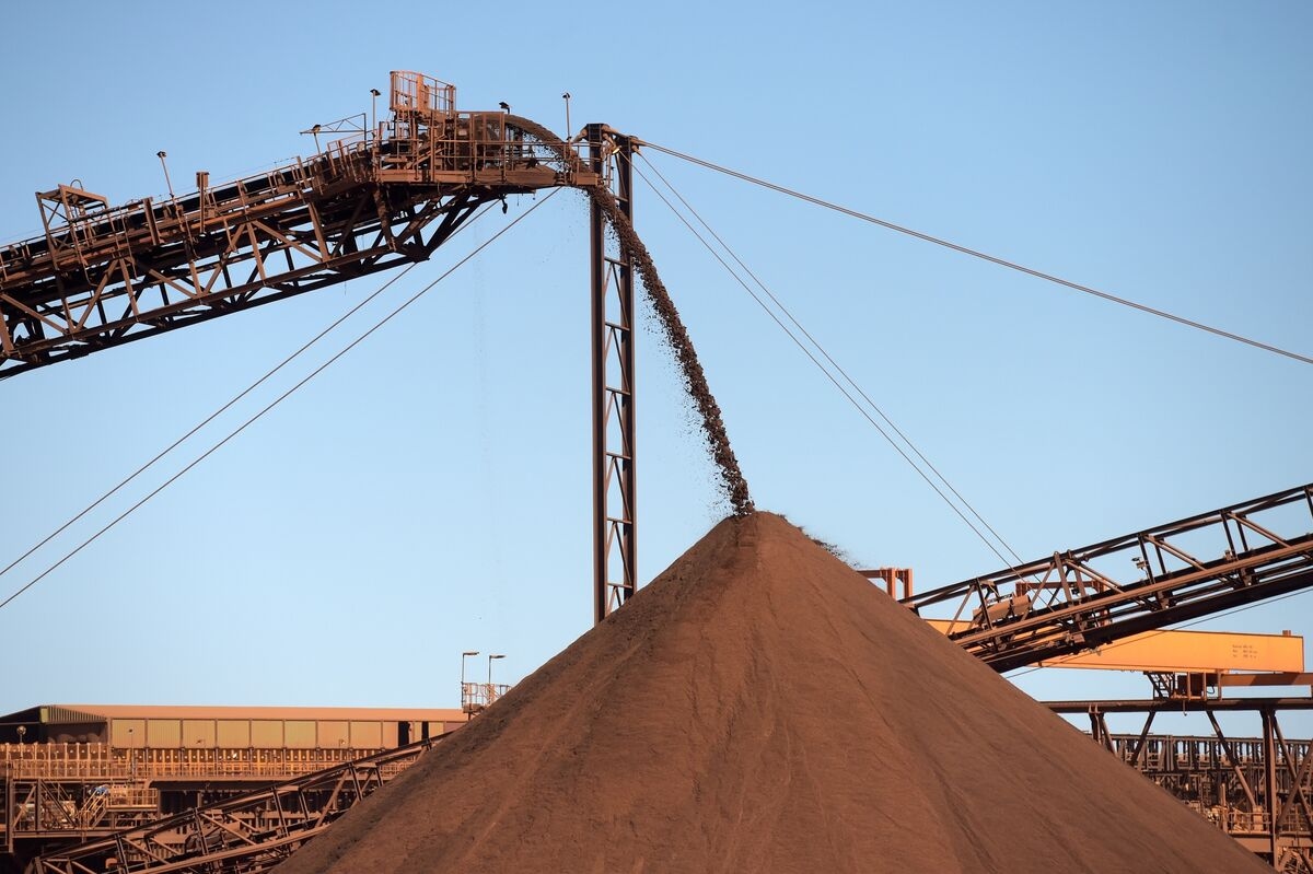 Australia Cuts Commodity Export Outlook Despite Gold Price Gain