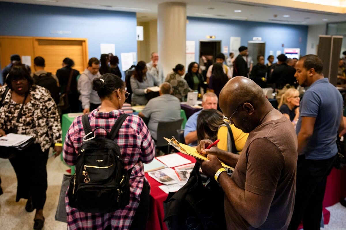 US Jobless Claims Fall for a Sixth Week, Lowest Since Mid-April