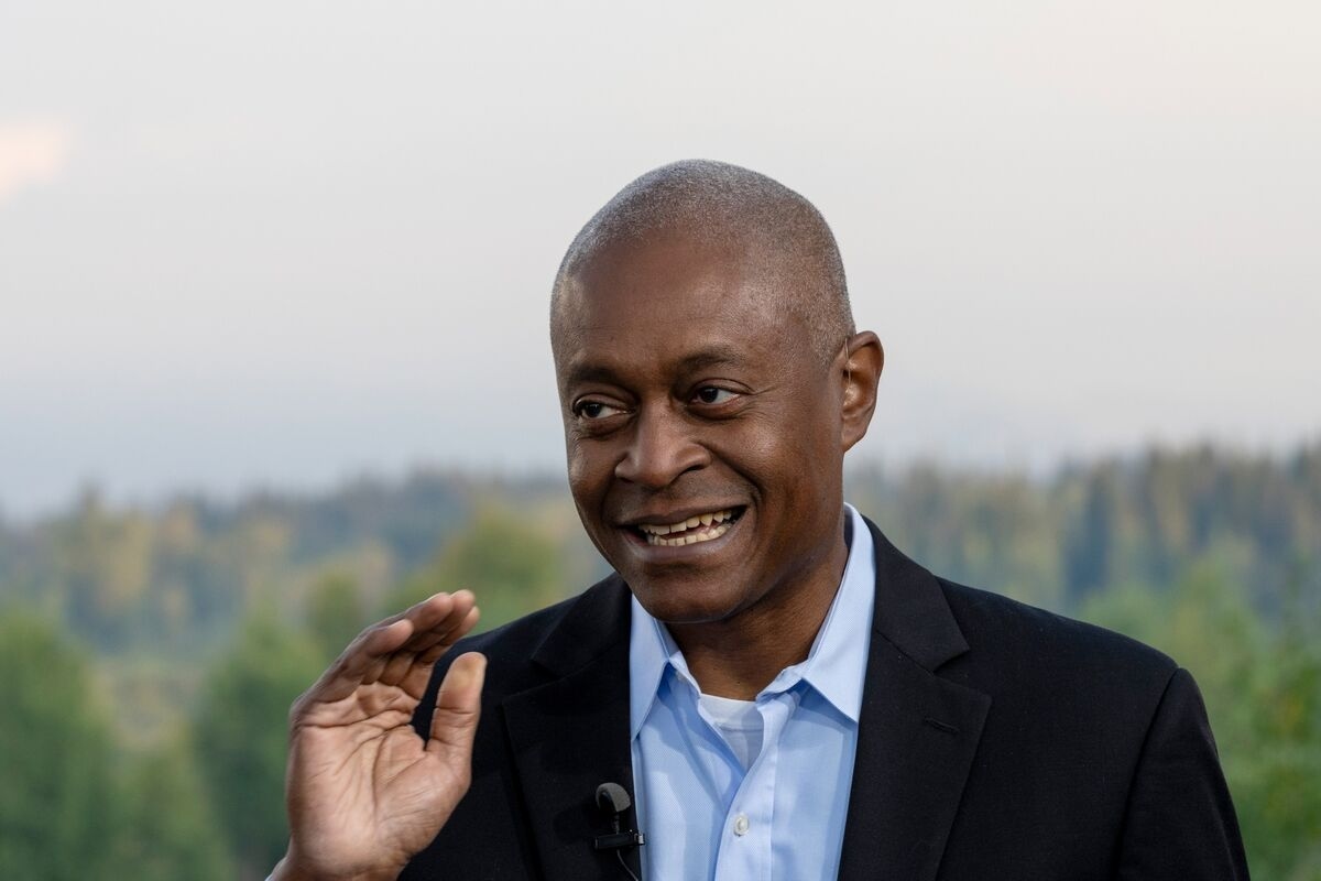Fed's Bostic Says He'd Wait on Rates Amid Warnings on Inflation