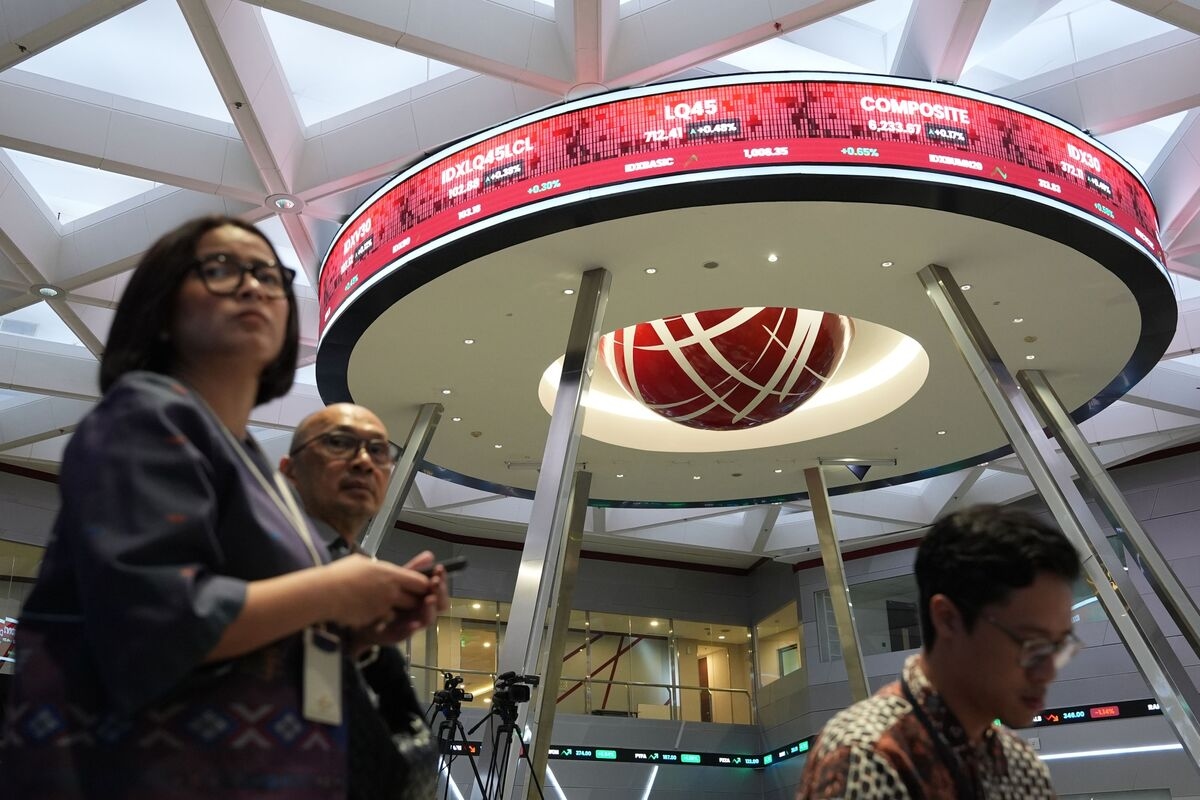Fiscal Deficit Fears Give a Surprising Boost to Asian EM Bonds