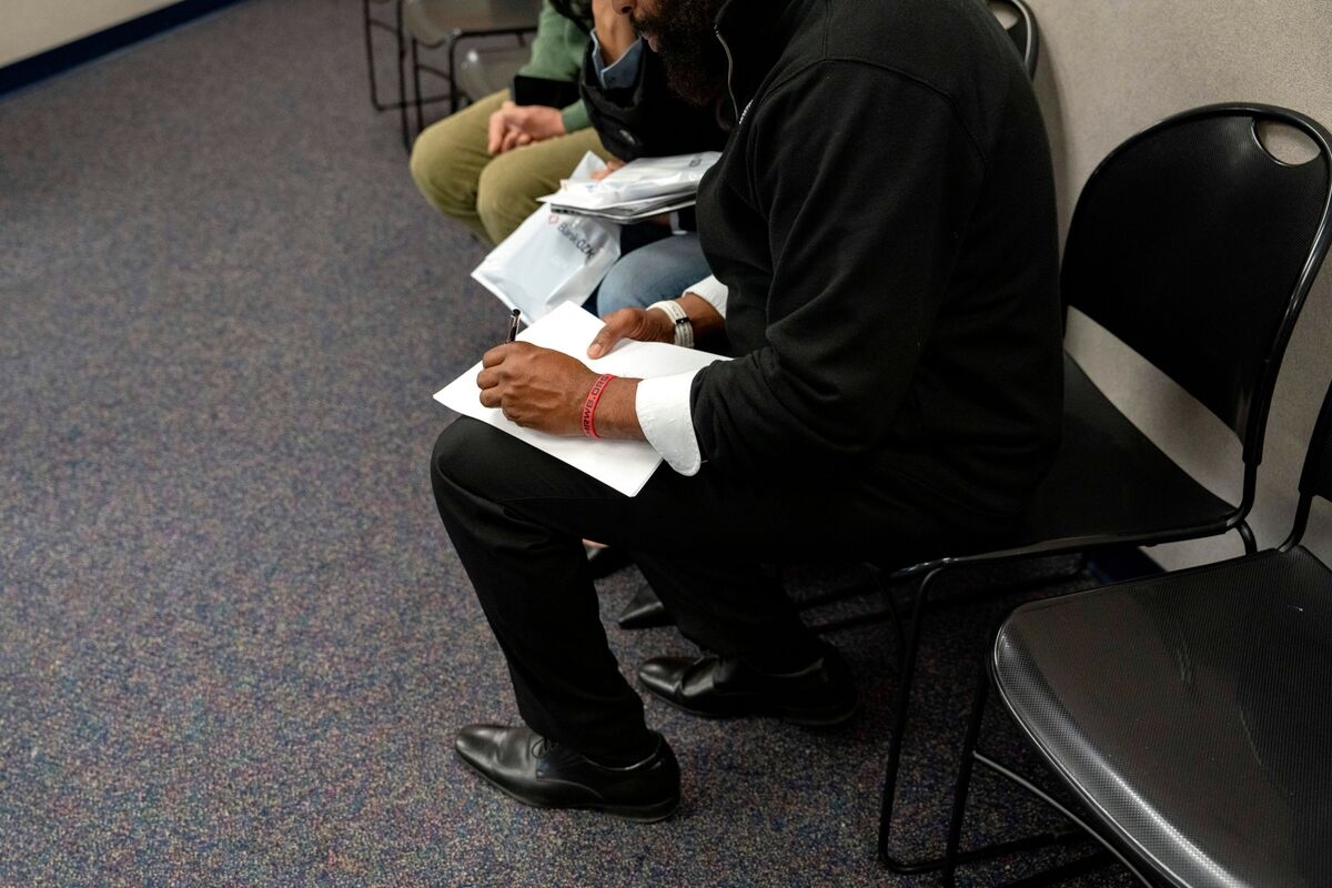 US Jobless Claims Tick Down, Remaining at Elevated Levels