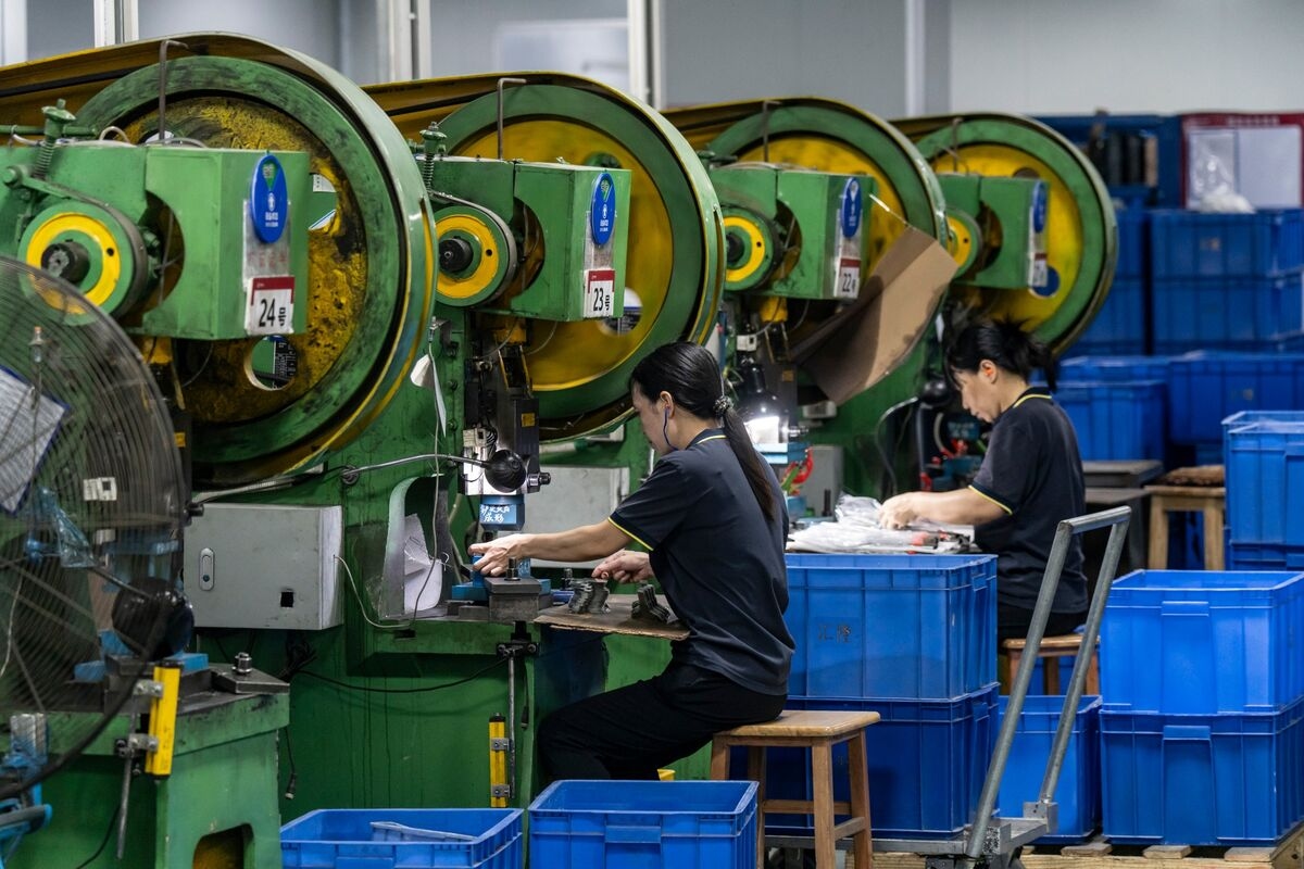 China's Industrial Profits Plummet as Trump's Tariffs Hit