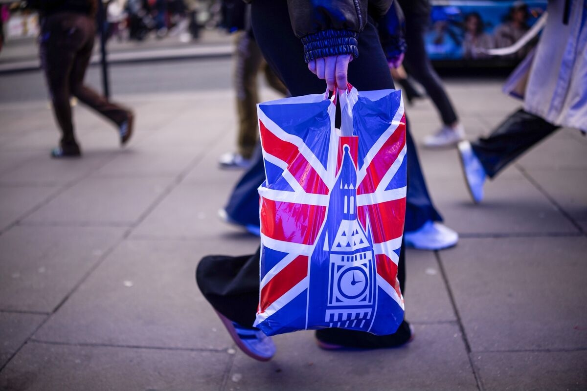 UK Retailers Demand Return of Tax-Free Shopping in Tourism Plan