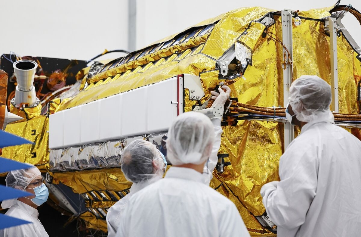 US and Indian Space Agencies Launch Earth-Observation Satellite
