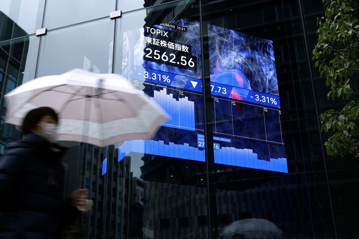 Japanese, Korean Stocks Gain After Trump's New Tariff Deadline