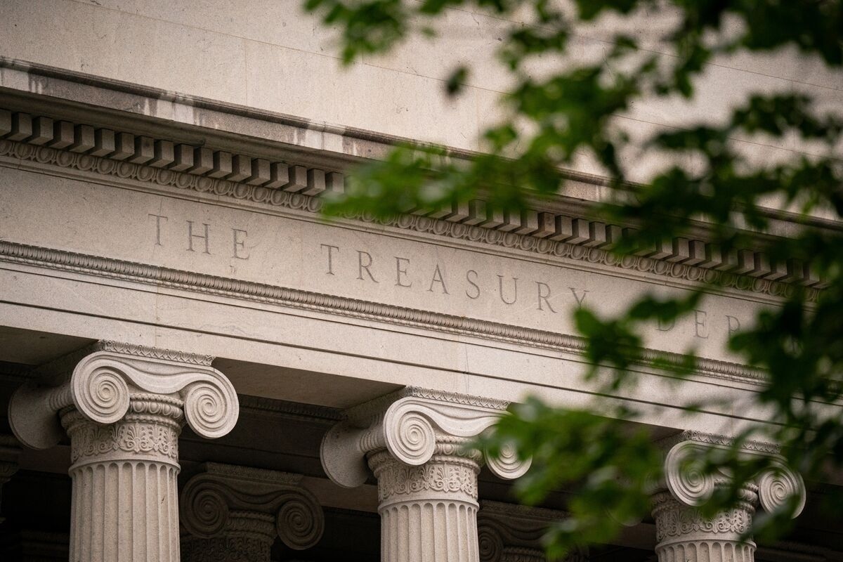 Treasury Bulls Unwind Big Bets as Strong Data Pushes Yields Up