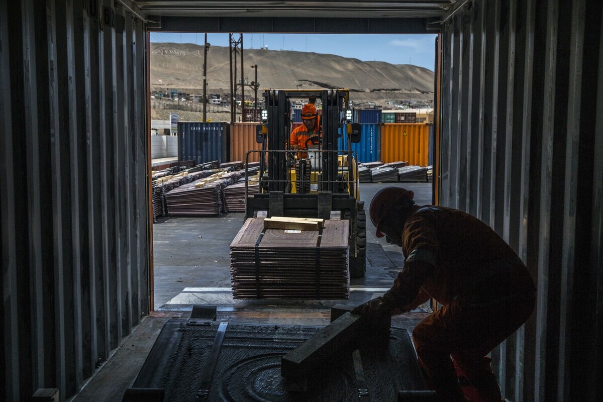 Peru Holds Key Rate as Copper Tariffs Threaten Top Performer