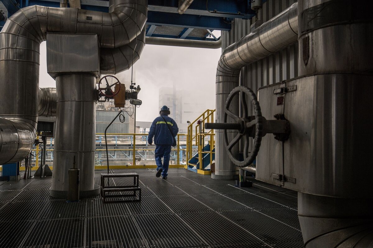Hungary's Economy Unexpectedly Shrinks on Industry Output Slump