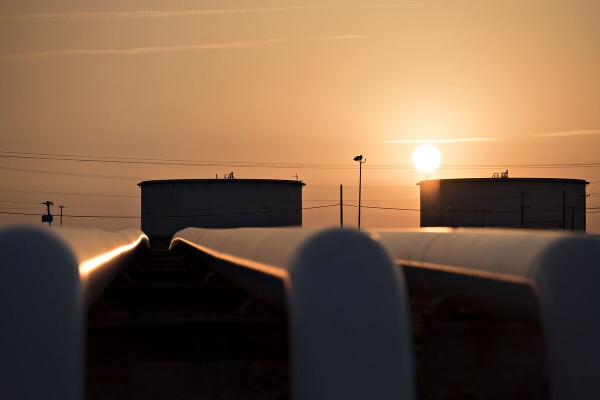 Oil Holds Decline After Report US Set to Resume Talks With Iran