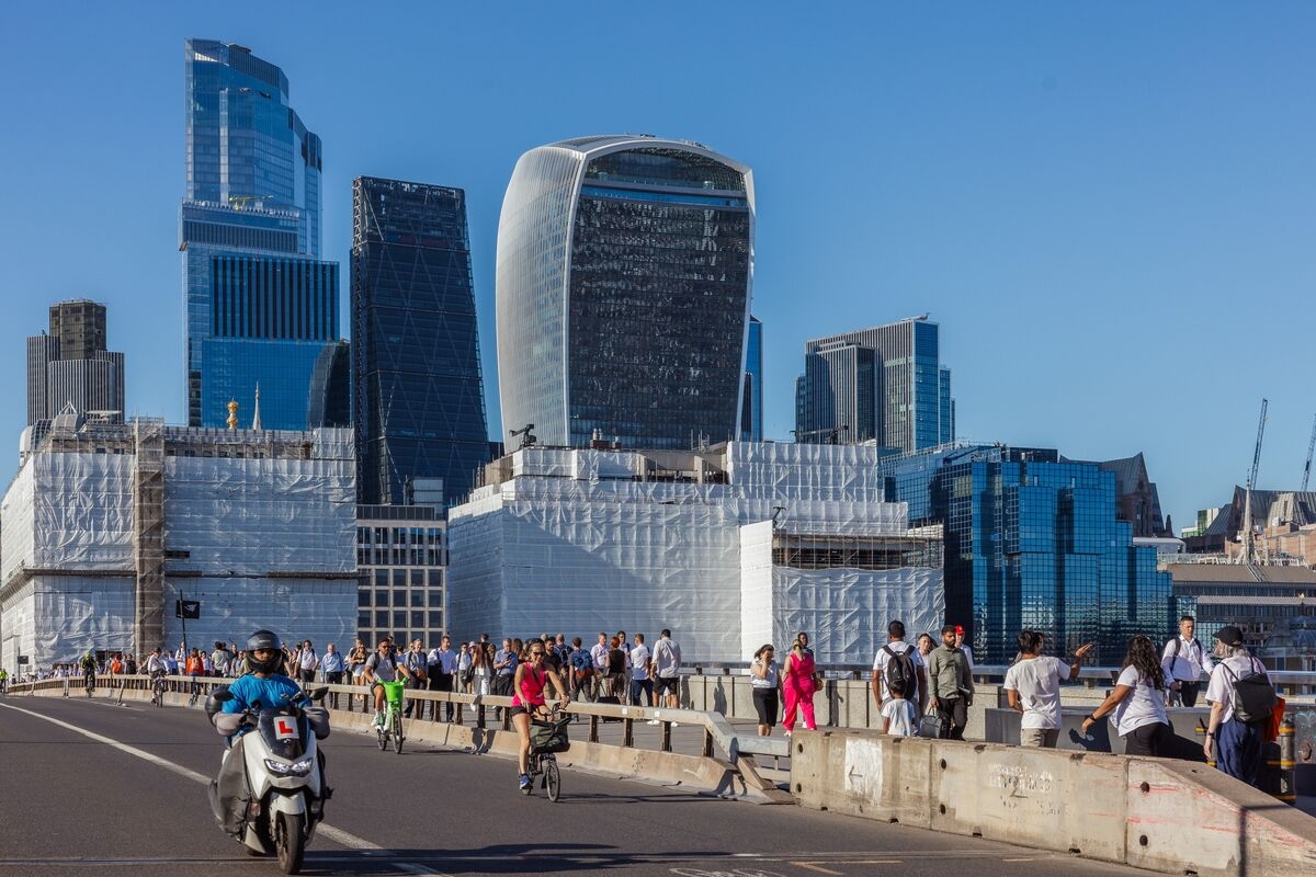UK Private Sector Grows Most in Nine Months in Surprise Pickup