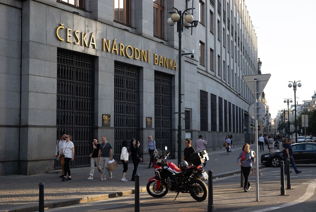 Czechs Hold Rates With Price Risks Limiting Room for More Cuts