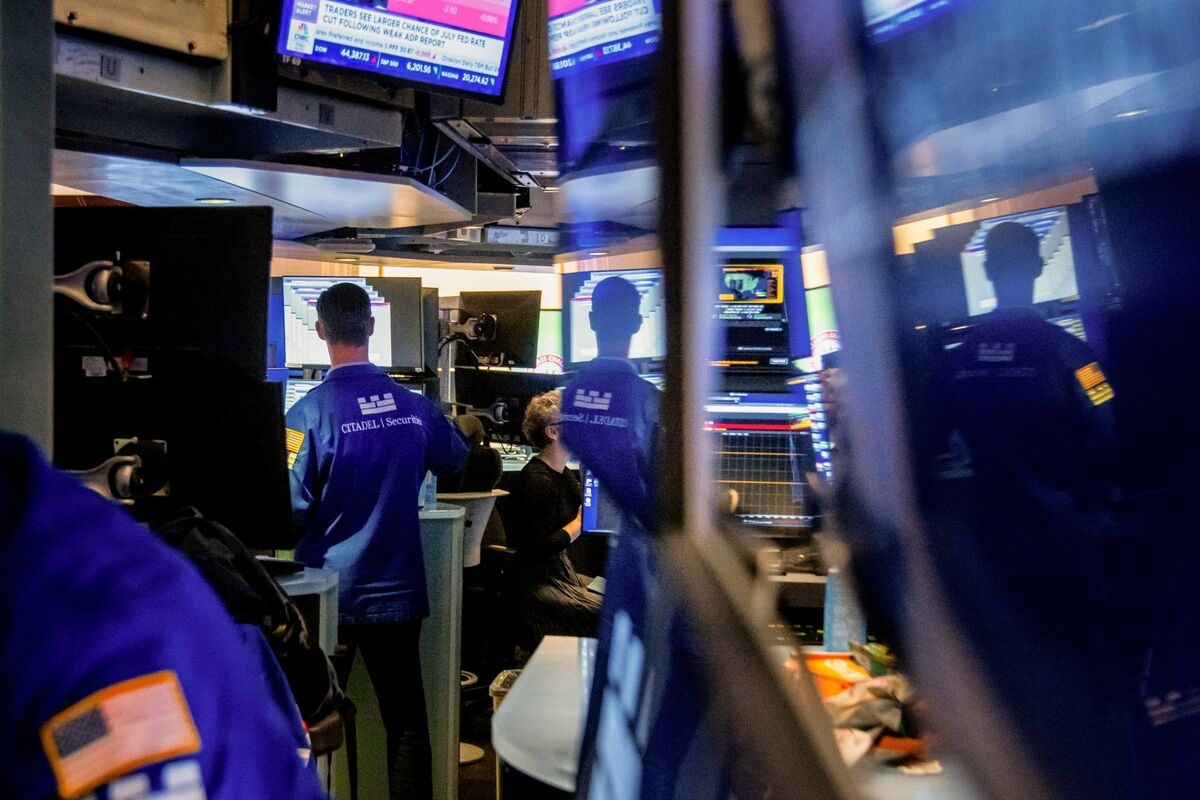 Dip Buyers Set to Pounce as Tariff Deadline Nears, Markets Pulse Survey Shows