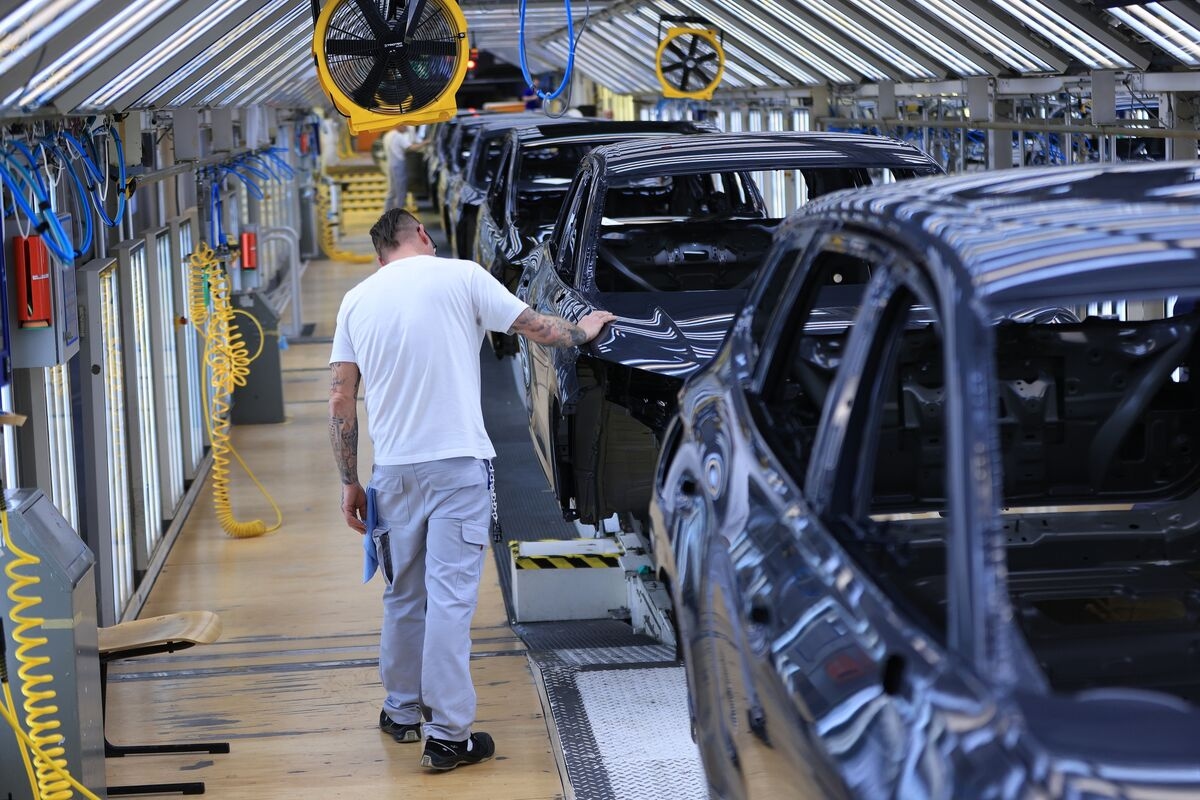 German Factory Orders Slump as US Trade Talks Enter Home Stretch
