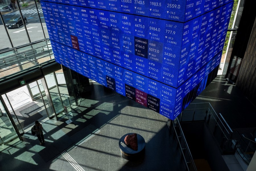 Risk aversion grips Asian stocks, currencies; Philippines cuts rates as expected