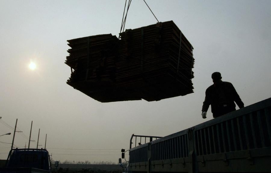 Copper prices ease on trade tariff uncertainty, Chile supply outlook
