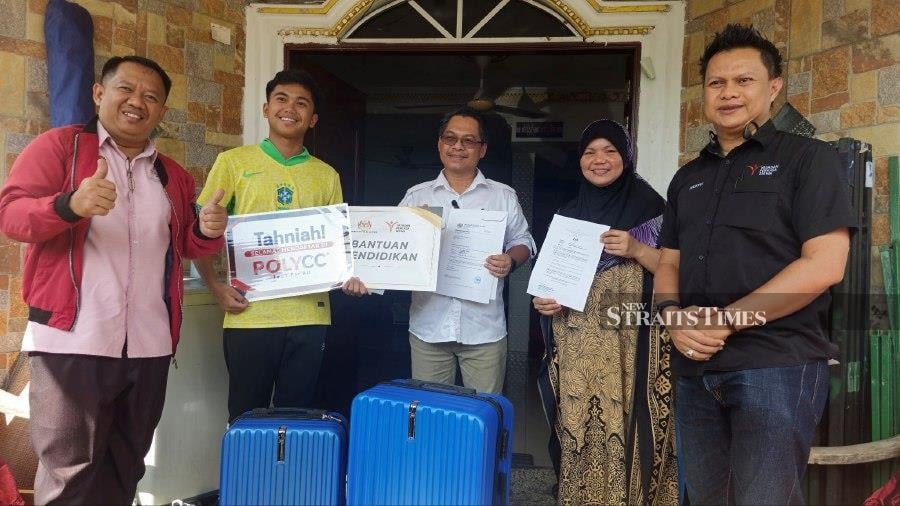 Deputy minister 'drops' 2 bags to ensure student can pack well for further studies