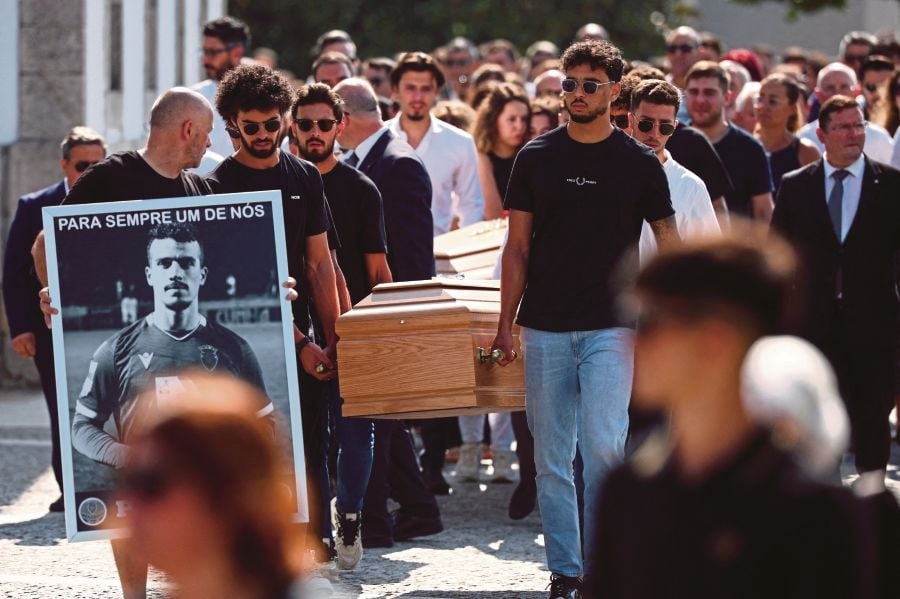 Carrying red wreath, Liverpool players join family for Diego Jota's funeral