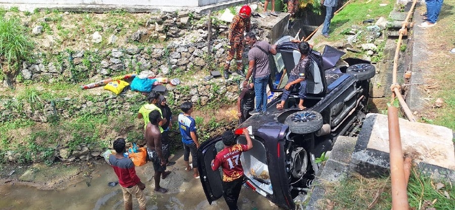 Three seriously hurt as car plunges into river in Penang