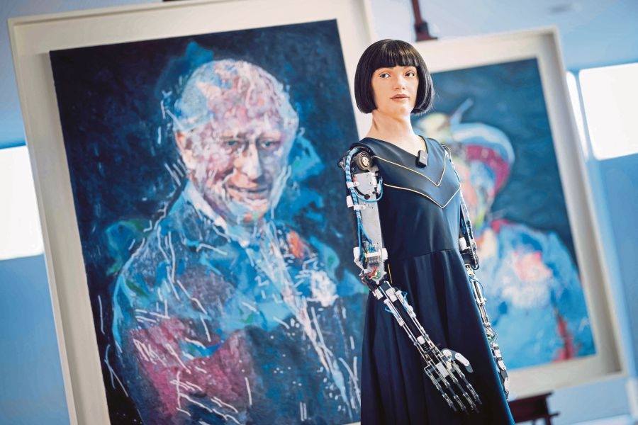 Humanoid robot says not aiming to 'replace human artists'