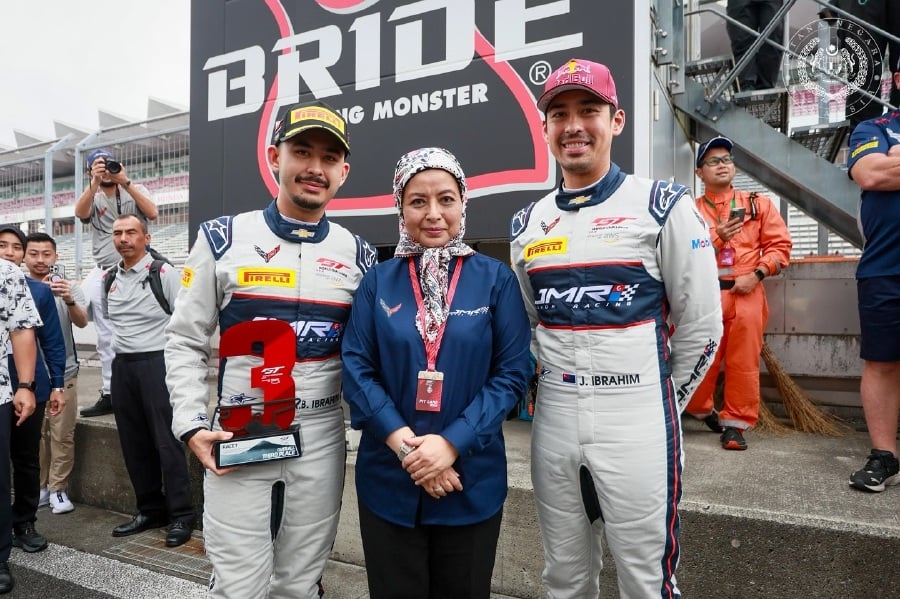Queen graces GT World Challenge Asia to support Johor Princes