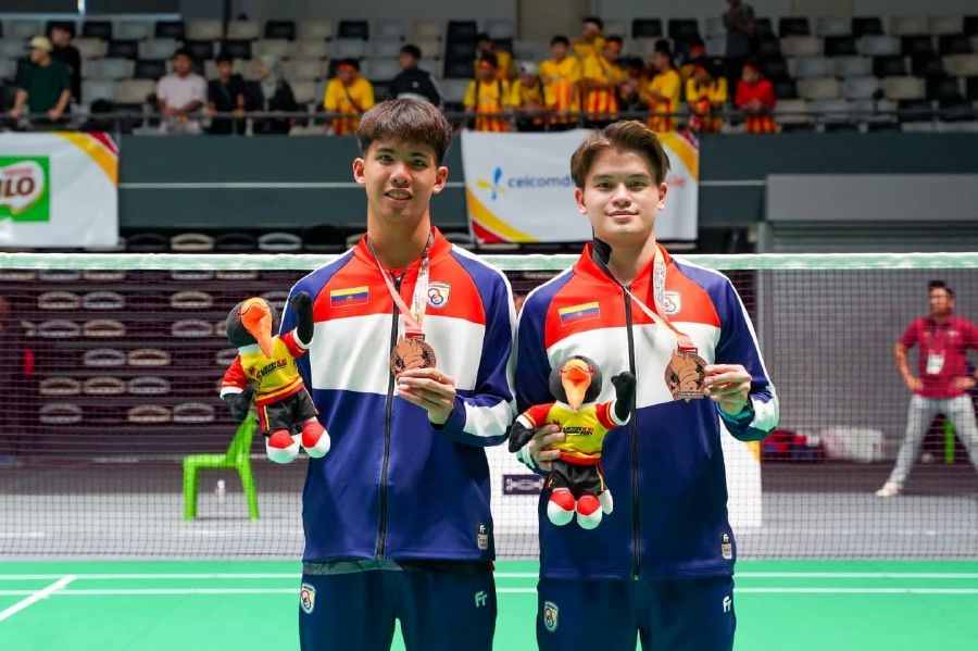Shuttler Jacky survives scare as Malaysia open WUG campaign in style
