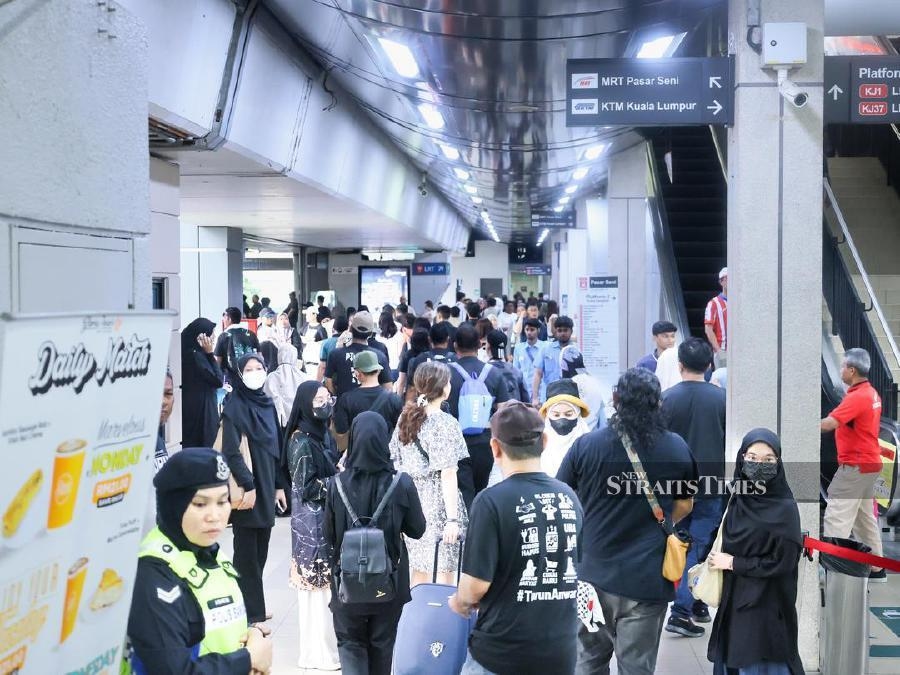 Huge crowds at Masjid Jamek LRT station as rallygoers head home