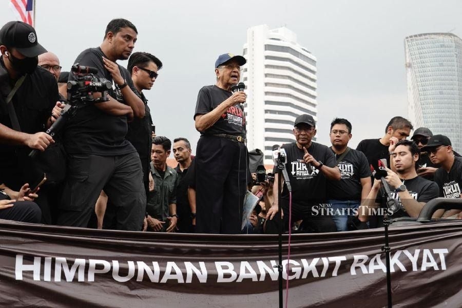 Opposition leaders hit out at Anwar, urge him to step down