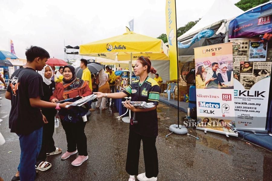 Thousands flock to Jom Heboh X National Pineapple Day carnival despite rain