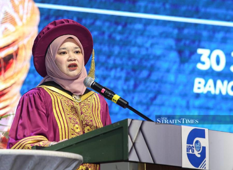 School reform begins in classroom, minister tells teacher graduates