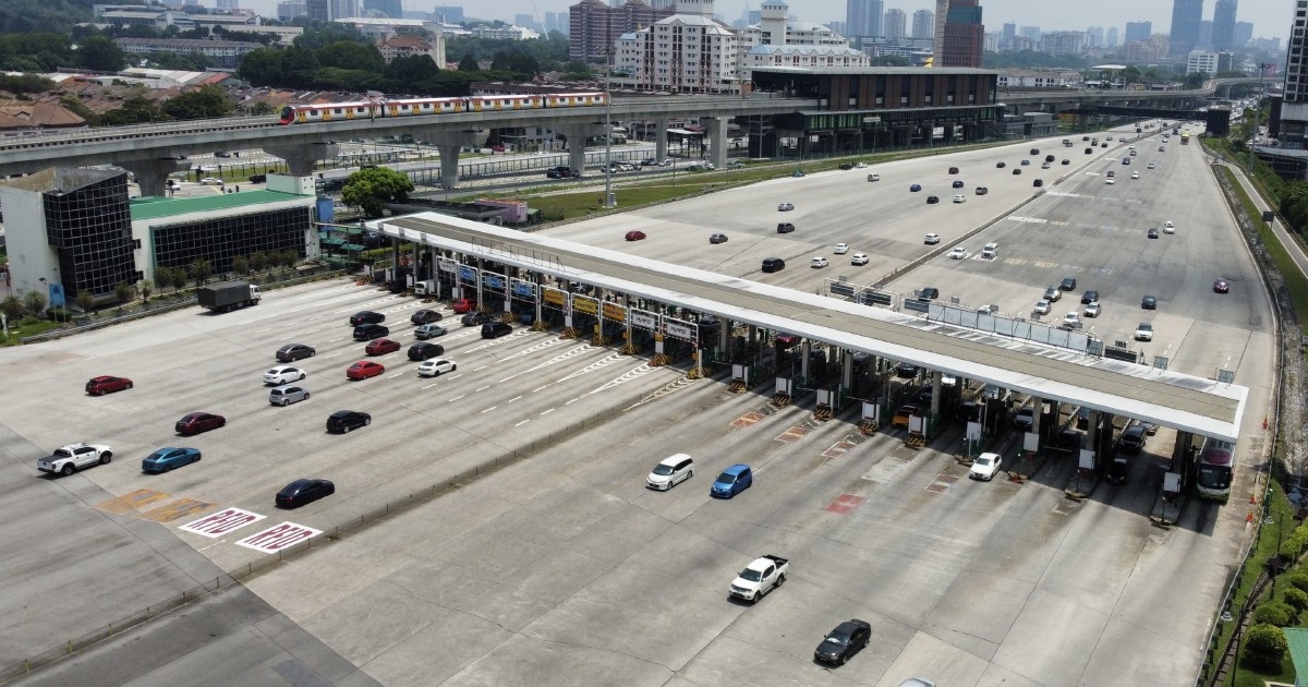 Temporary road diversion between Sg Besi toll plaza and UPM interchange