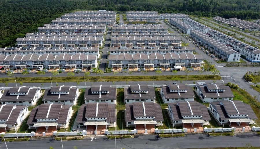 UK surveyors report weakest house price growth in nearly a year