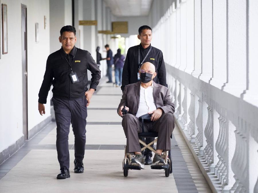 Witness says he told MACC superiors about payments given to Lim Guan Eng