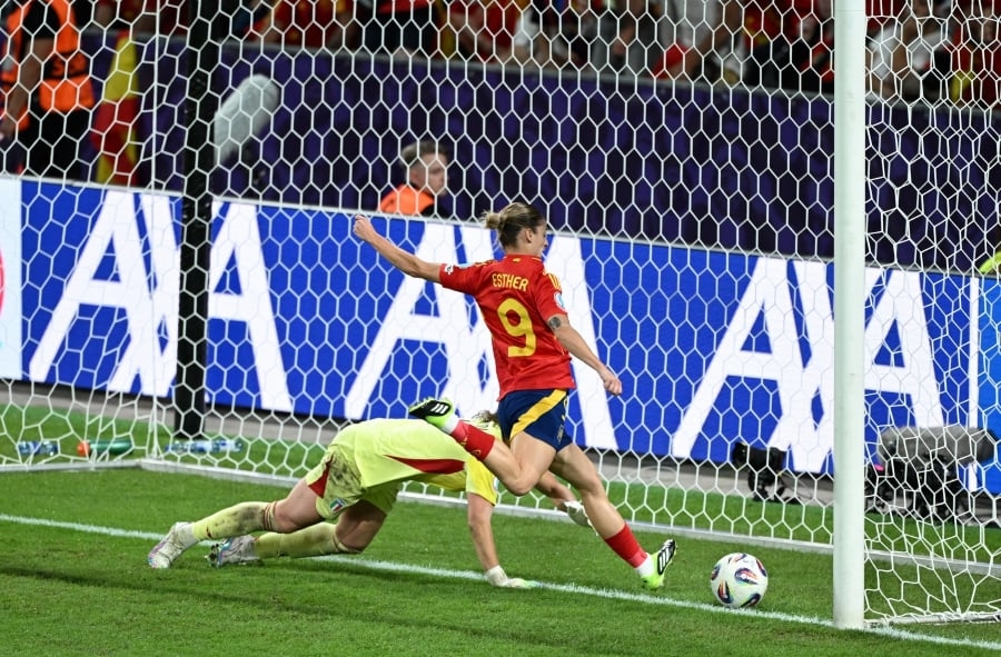Spain beat Italy 3-1 as both go through to Women's Euros quarter-finals