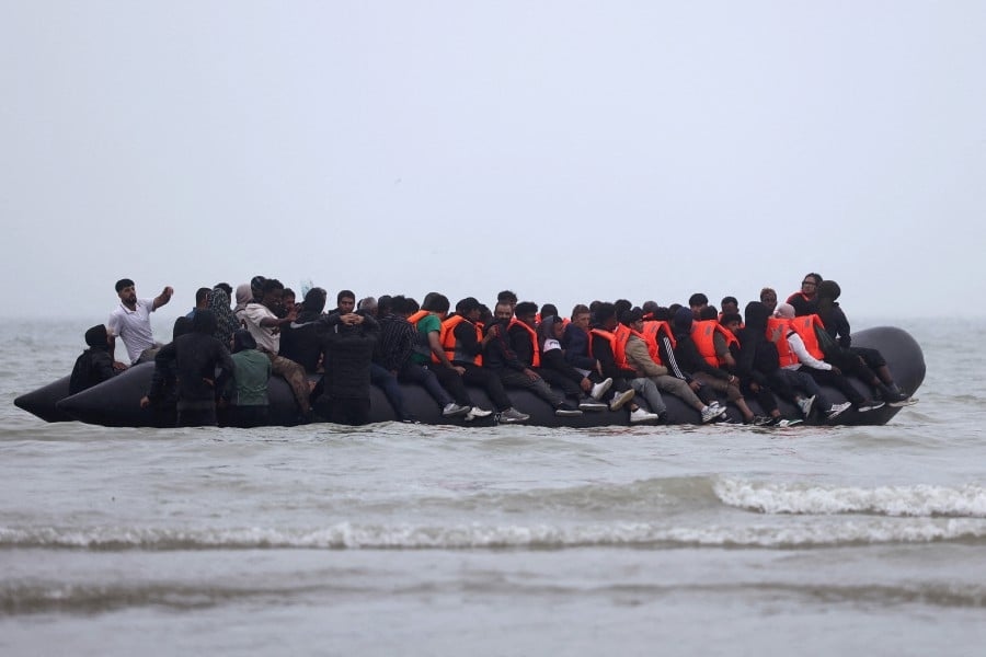 Migrants cast shadow on Starmer-Macron summit