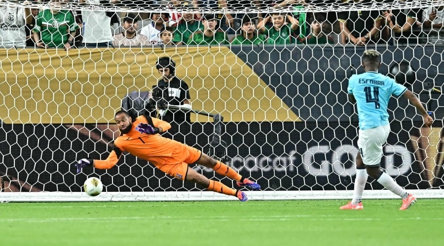Honduras knocks out Panama on penalty kicks